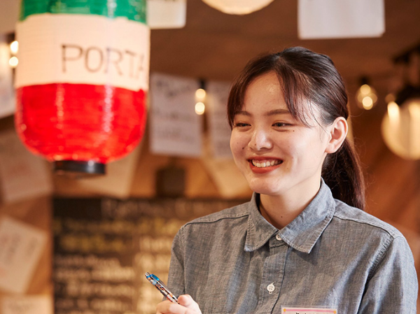 働く女性の写真